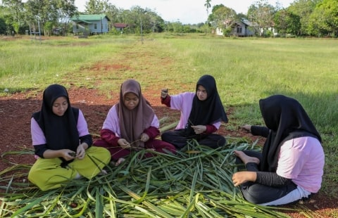Srikandi Ganjar Kalbar Bersama Milenial Kapuas Hulu Sulap Daun Nyiur jadi Produk Bernilai