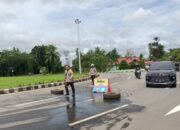 Oli Tumpak di Bunderan Supadio, Polisi Langsung Bersihkan Agar Tak Terjadi Kecelakaan