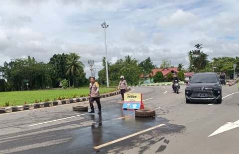 Oli Tumpak di Bunderan Supadio, Polisi Langsung Bersihkan Agar Tak Terjadi Kecelakaan