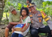 Polisi Bersama Rumah Zakat Kalbar Berbagi Sepatu Untuk Anak Kurang Mampu Polisi Bersama Rumah Zakat Kalbar Berbagi Sepatu Untuk Anak Kurang Mampu