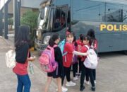 Anak-Anak Gereja Mawar Sharon ke Taman Agrowisata Rekadena Sungai Kakap diantar Polisi dan TNI Anak-Anak Gereja Mawar Sharon ke Taman Agrowisata Rekadena Sungai Kakap diantar Polisi dan TNI