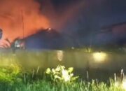 Kebakaran Dahsyat di Desa Kapur, 1 Rumah Hangus Terbakar Kebakaran Dahsyat di Desa Kapur, 1 Rumah Hangus Terbakar