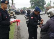 Jelang HUT RI Ke-78, Brimob Kalbar Bagi-bagi Bendera Merah Putih Jelang HUT RI Ke-78, Brimob Kalbar Bagi-bagi Bendera Merah Putih