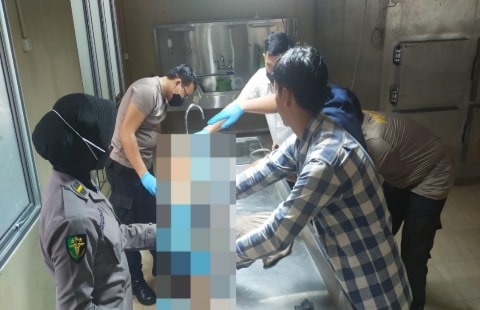 Pria Ditemukan Tewas di Kamar Mandi, Polisi Lakukan Olah TKP