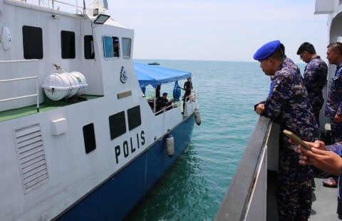 Ditpolairud Polda Kalbar Bersama PPM Wilayah V Serawak Malaysia mengadakan Rendezvous di Perairan Tanjung Datuk