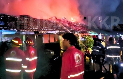 Diduga Korsleting Listrik, 10 Rumah Dinas Anggota TNI-AD di Kubu Raya Terbakar