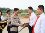 Kapolres Kubu Raya Berikan Penghargaan Kepada 12 Personil Berprestasi Kapolres Kubu Raya Berikan Penghargaan Kepada 12 Personil Berprestasi