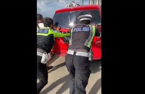 Personil Polantas Bantu Dorong Mobil Mogok di Jembatan Kubu Raya