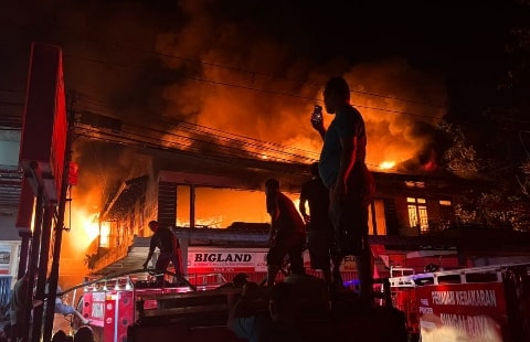 Konsleting Listrik, Satu Unit Ruko Furniture di Kubu Raya Terbakar