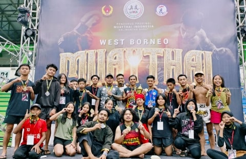 FOTO BERSAMA – Atlet Muaythai Kalbar merayakan kemenangan usai pagelaran West Borneo Muaythai Open League. Ist