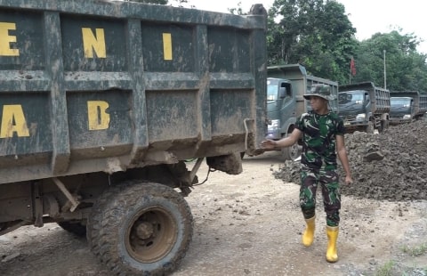 Yonzipur 6/SD Bersama Masyarakat Bangun Jalan Poros Simpang Dua-Teluk Melano Kayong Utara