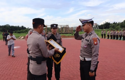 20240102_140630-min Selamatkan Jiwa Masyarakat, Kapolres Kubu Raya Berikan Penghargaan Kepada Bripda Novandro