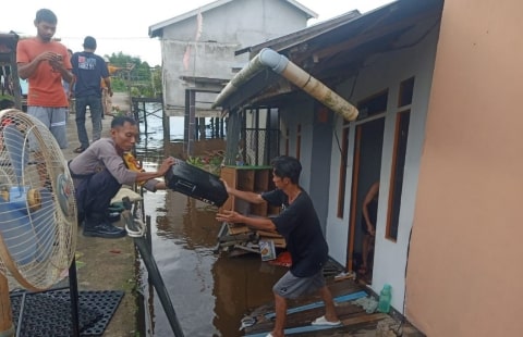 20240112_175759-min Tiga Rumah Roboh di Kubu Raya, Polisi Bantu Warga Terdampak Abrasi
