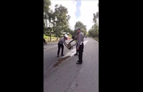 20240117_190847-min Polisi Bersihkan Tumpahan Minyak CPO di Jalan Raya Mayor Alianyang