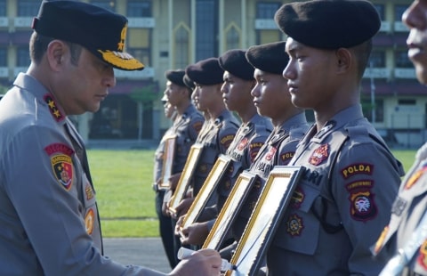 20240124_143415-min Kapolda Kalbar Beri Penghargaan Kepada 45 Personel dan 6 Personel Dihukum PTDH