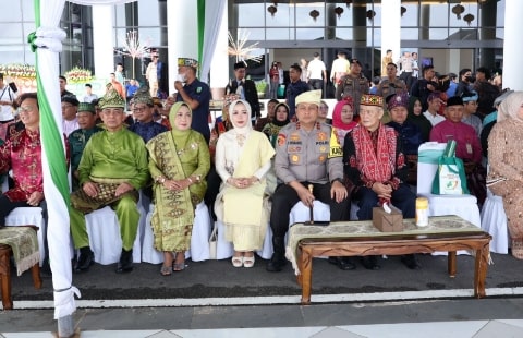 Kapolda Kalbar dan Ketua Bhayangkari Daerah Kalbar Hadiri Upacara Peringatan HUT Ke-67 Pemerintah Provinsi Kalbar