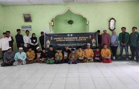 Sambut Ramadan Berkah, ISNU dan BEM UNU Kalbar Bagikan Al-Qur'an