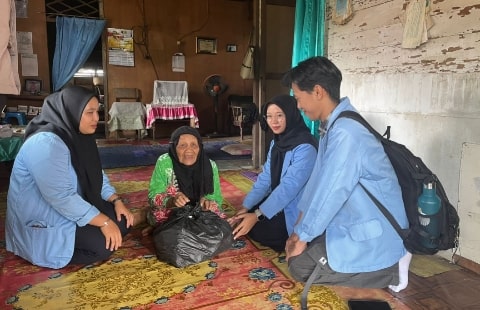20240308_140217-min Mahasiswa PDD Polnep Kapuas Hulu Berikan Bantuan Sembako Kepada Warga Kurang Mampu