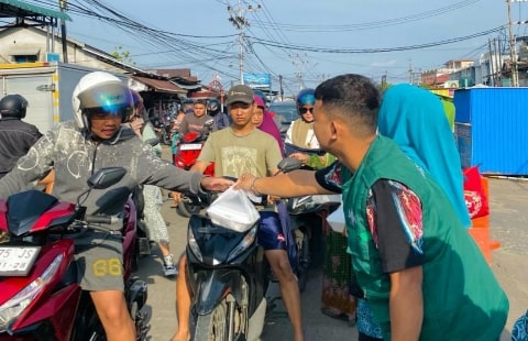 Ratusan Paket Takjil NU Care LAZISNU Kalbar Disambut Antusias Warga