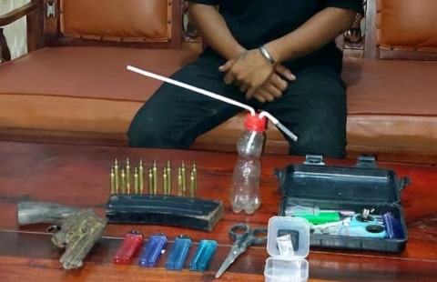 20240401_212319-min Polisi Amankan Senpi Rakitan Belasan Butir Peluru dan Satu Magazine Dari Tangan Pengedar Narkoba