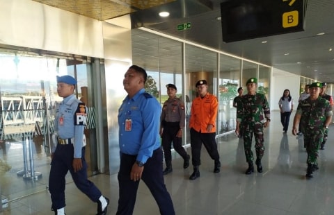 20240415_181020-min Petugas Gabungan Pantau Arus Mudik Terminal ALBN dan Bandara Internasional Supadio