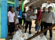20240513_192341-min Polisi, Camat dan Kepala Desa Gelontorkan Bantuan Sosial Untuk Korban Puting Beliung di Kecamatan Kubu