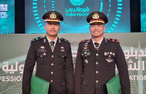Kapolri Beri Dua Anggotanya Pin Emas Atas Prestasi Saat Pendidikan di UEA