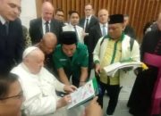 Pemimpin tertinggi umat Katolik dunia Paus Fransiskus menandatangani Deklarasi Jakarta-Vatikan di Paul VI Audience Hall, Vatikan, Rabu (21/8/2024).