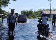 20241018_180247-min Jalur Lintas Provinsi dan Kabupaten Tersendat Banjir, Polres Kubu Raya Atur Lalu Lintas