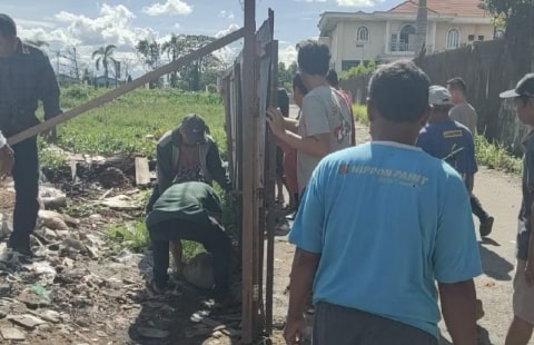 Ratusan Warga Di Jalan Siaga Kubu Raya Buka Paksa Penutup Jalan Yang Dipasang Orang Tak Dikenal