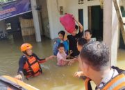 20250124_123519-min Banjir Melanda Kabupaten Landak, TIM SAR Gabungan Berhasil Evakuasi Ibu Hamil