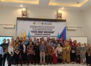 Evaluasi Kurikulum Melalui FGD: Langkah Strategis FEB UPB Pontianak Tingkatkan Kualitas pendidikan KALBAR SATU ID - Fakultas Ekonomi dan Bisnis Universitas Panca Bhakti (UPB) Pontianak menggelar Focus Group Discussion (FGD) yang bertujuan untuk meninjau dan memperbaharui kurikulum Program Studi Manajemen, Akuntansi, dan Bisnis Digital. Kegiatan yang diadakan di ruang pertemuan UPB Pontianak pada Selasa 11 Februari 2025, selain dihadiri oleh Warek 1, Warek II, Direktur Pasca Sarjana UPB Pontianak serta segenap pimpinan unit dan para dosen yang ada di Fakultas Ekonomi dan Bisnis  UPB kegiatan FGD ini juga dihadiri oleh sejumlah Institusi dan perwakilan dari dunia usaha termasuk serta perwakilan dari para mahasiswa FEB UPB Pontianak. Dr. Drs. Sartono, MM., Dekan Fakultas Ekonomi dan Bisnis, dalam sambutannya menggarisbawahi akan pentingnya pemahaman dan juga penyesuaian  kurikulum terhadap perkembangan dunia bisnis yang sangat dinamis. "Fakultas Ekonomi dan Bisnis UPB memiliki tanggung jawab besar untuk mencetak lulusan yang siap menghadapi tantangan dan tuntutan dunia kerja saat ini, serta dapat beradaptasi dengan perubahan yang terjadi," katanya. Ketiga program studi tersebut telah terakreditasi, namun Dr. Sartono menekankan bahwa akreditasi bukanlah akhir dari upaya peningkatan kualitas. Sementara itu, Dr. Ir. Agus Salim Masulili, M.P., Wakil Rektor I yang mewakili Rektor UPB, sangat mengapresiasi inisiatif FGD ini. Dalam sambutannya mengatakan bahwa, pengelolaan kurikulum yang responsif terhadap perkembangan zaman adalah salah satu aspek penting yang harus diperhatikan. "Kita perlu memastikan kurikulum yang ada tidak hanya terfokus pada teori, tetapi juga relevan dengan praktik dan kebutuhan dunia industri," kata Warek 1 . Pentingnya peninjauan kurikulum ini sejalan dengan tren globalisasi dan digitalisasi yang terus berkembang pesat. Para peserta diskusi berbagi pandangan mengenai kompetensi apa yang perlu ditingkatkan di antara para mahasiswa. Beberapa di antaranya menyoroti pentingnya keterampilan soft skills, seperti komunikasi, kerja tim, dan kepemimpinan, yang sering kali menjadi penentu suksesnya seorang profesional di lapangan. Representatif dari dunia usaha juga memberikan masukan yang konstruktif, menekankan bahwa lulusan harus memiliki pemahaman yang baik tentang tantangan industri dan teknologi terkini. Hal ini sangat relevan, mengingat banyak perusahaan kini beralih ke teknologi digital sehingga pemahaman tentang bisnis digital menjadi krusial. Salah satu sorotan penting dalam FGD ini adalah perlunya kolaborasi yang lebih erat antara fakultas dan pihak industri. Melalui program magang, kerja sama penelitian, dan pelatihan yang terintegrasi, lulusan bisa lebih siap untuk memasuki dunia kerja. Diskusi ini membuka peluang baru untuk menciptakan program-program yang tidak hanya memenuhi kebutuhan akademis tetapi juga menjembatani kesenjangan antara pendidikan dan dunia nyata. Dr. Agus Salim juga menekankan bahwa Fakultas Ekonomi dan Bisnis saat ini tengah mengirimkan tujuh dosennya untuk melanjutkan pendidikan ke jenjang yang lebih tinggi, sebagai bentuk komitmen dalam meningkatkan kualitas pengajar. "Dengan dosen yang berpengalaman dan berpengetahuan luas, kami berharap mampu menghadirkan metode pengajaran yang modern dan relevan dengan kebutuhan mahasiswa serta tantangan yang mereka hadapi di dunia kerja," imbuhnya. Diharapkan, melalui peninjauan kurikulum yang dilakukan secara berkala, FEB UPB Pontianak bisa beradaptasi dengan cepat terhadap perubahan dan perkembangan terbaru di bidang ekonomi dan bisnis. Penyesuaian ini adalah langkah strategis untuk memastikan bahwa pendidikan yang diberikan tidak hanya memenuhi standard akademik, tetapi juga relevan dan dapat diterima dengan baik oleh dunia industri. Setelah pembukaan resmi oleh Warek I UPB Pontianak, acara dilanjutkan dengan pemaparan oleh masing-masing Kepala Program Studi (Kaprodi) di lingkungan Fakultas Ekonomi dan Bisnis mengenai visi dan rencana pengembangan kurikulum mereka. Diskusi yang hangat dan penuh ide-ide inovatif pun mengalir, menjadikan FGD ini sebagai salah satu tonggak penting dalam upaya peningkatan kualitas pendidikan di Universitas Panca Bhakti Pontianak. Dengan harapan bahwa forum ini akan menjadi sebuah praktik berkelanjutan, Fakultas Ekonomi dan Bisnis UPB Pontianak berkomitmen untuk melahirkan generasi profesional yang siap berkontribusi terhadap pembangunan ekonomi Indonesia di masa depan. Melalui kolaborasi yang baik antar pemangku kepentingan, kurikulum yang adaptif, dan pengajaran yang relevan, Fakultas Ekonomi dan Bisnis akan terus berada di jalur yang tepat untuk mencapai visi dan misinya.