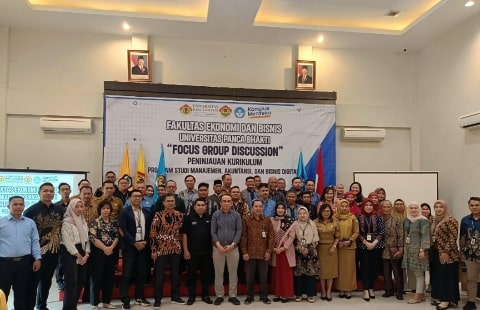 Evaluasi Kurikulum Melalui FGD: Langkah Strategis FEB UPB Pontianak Tingkatkan Kualitas pendidikan KALBAR SATU ID - Fakultas Ekonomi dan Bisnis Universitas Panca Bhakti (UPB) Pontianak menggelar Focus Group Discussion (FGD) yang bertujuan untuk meninjau dan memperbaharui kurikulum Program Studi Manajemen, Akuntansi, dan Bisnis Digital. Kegiatan yang diadakan di ruang pertemuan UPB Pontianak pada Selasa 11 Februari 2025, selain dihadiri oleh Warek 1, Warek II, Direktur Pasca Sarjana UPB Pontianak serta segenap pimpinan unit dan para dosen yang ada di Fakultas Ekonomi dan Bisnis  UPB kegiatan FGD ini juga dihadiri oleh sejumlah Institusi dan perwakilan dari dunia usaha termasuk serta perwakilan dari para mahasiswa FEB UPB Pontianak. Dr. Drs. Sartono, MM., Dekan Fakultas Ekonomi dan Bisnis, dalam sambutannya menggarisbawahi akan pentingnya pemahaman dan juga penyesuaian  kurikulum terhadap perkembangan dunia bisnis yang sangat dinamis. "Fakultas Ekonomi dan Bisnis UPB memiliki tanggung jawab besar untuk mencetak lulusan yang siap menghadapi tantangan dan tuntutan dunia kerja saat ini, serta dapat beradaptasi dengan perubahan yang terjadi," katanya. Ketiga program studi tersebut telah terakreditasi, namun Dr. Sartono menekankan bahwa akreditasi bukanlah akhir dari upaya peningkatan kualitas. Sementara itu, Dr. Ir. Agus Salim Masulili, M.P., Wakil Rektor I yang mewakili Rektor UPB, sangat mengapresiasi inisiatif FGD ini. Dalam sambutannya mengatakan bahwa, pengelolaan kurikulum yang responsif terhadap perkembangan zaman adalah salah satu aspek penting yang harus diperhatikan. "Kita perlu memastikan kurikulum yang ada tidak hanya terfokus pada teori, tetapi juga relevan dengan praktik dan kebutuhan dunia industri," kata Warek 1 . Pentingnya peninjauan kurikulum ini sejalan dengan tren globalisasi dan digitalisasi yang terus berkembang pesat. Para peserta diskusi berbagi pandangan mengenai kompetensi apa yang perlu ditingkatkan di antara para mahasiswa. Beberapa di antaranya menyoroti pentingnya keterampilan soft skills, seperti komunikasi, kerja tim, dan kepemimpinan, yang sering kali menjadi penentu suksesnya seorang profesional di lapangan. Representatif dari dunia usaha juga memberikan masukan yang konstruktif, menekankan bahwa lulusan harus memiliki pemahaman yang baik tentang tantangan industri dan teknologi terkini. Hal ini sangat relevan, mengingat banyak perusahaan kini beralih ke teknologi digital sehingga pemahaman tentang bisnis digital menjadi krusial. Salah satu sorotan penting dalam FGD ini adalah perlunya kolaborasi yang lebih erat antara fakultas dan pihak industri. Melalui program magang, kerja sama penelitian, dan pelatihan yang terintegrasi, lulusan bisa lebih siap untuk memasuki dunia kerja. Diskusi ini membuka peluang baru untuk menciptakan program-program yang tidak hanya memenuhi kebutuhan akademis tetapi juga menjembatani kesenjangan antara pendidikan dan dunia nyata. Dr. Agus Salim juga menekankan bahwa Fakultas Ekonomi dan Bisnis saat ini tengah mengirimkan tujuh dosennya untuk melanjutkan pendidikan ke jenjang yang lebih tinggi, sebagai bentuk komitmen dalam meningkatkan kualitas pengajar. "Dengan dosen yang berpengalaman dan berpengetahuan luas, kami berharap mampu menghadirkan metode pengajaran yang modern dan relevan dengan kebutuhan mahasiswa serta tantangan yang mereka hadapi di dunia kerja," imbuhnya. Diharapkan, melalui peninjauan kurikulum yang dilakukan secara berkala, FEB UPB Pontianak bisa beradaptasi dengan cepat terhadap perubahan dan perkembangan terbaru di bidang ekonomi dan bisnis. Penyesuaian ini adalah langkah strategis untuk memastikan bahwa pendidikan yang diberikan tidak hanya memenuhi standard akademik, tetapi juga relevan dan dapat diterima dengan baik oleh dunia industri. Setelah pembukaan resmi oleh Warek I UPB Pontianak, acara dilanjutkan dengan pemaparan oleh masing-masing Kepala Program Studi (Kaprodi) di lingkungan Fakultas Ekonomi dan Bisnis mengenai visi dan rencana pengembangan kurikulum mereka. Diskusi yang hangat dan penuh ide-ide inovatif pun mengalir, menjadikan FGD ini sebagai salah satu tonggak penting dalam upaya peningkatan kualitas pendidikan di Universitas Panca Bhakti Pontianak. Dengan harapan bahwa forum ini akan menjadi sebuah praktik berkelanjutan, Fakultas Ekonomi dan Bisnis UPB Pontianak berkomitmen untuk melahirkan generasi profesional yang siap berkontribusi terhadap pembangunan ekonomi Indonesia di masa depan. Melalui kolaborasi yang baik antar pemangku kepentingan, kurikulum yang adaptif, dan pengajaran yang relevan, Fakultas Ekonomi dan Bisnis akan terus berada di jalur yang tepat untuk mencapai visi dan misinya.