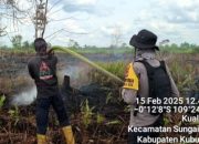 20250217_144921-min Polsek Sungai Raya Lakukan Pendinginan Lahan Bekas Karhutla di Desa Kuala Dua