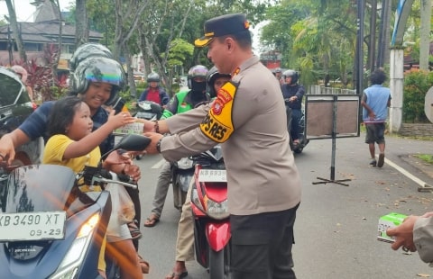 Kapolresta Pontianak Bagikan Takjil Ramadhan Untuk Masyarakat