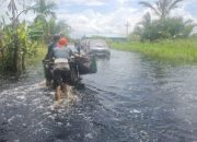 20250306_133226-min Banjir di Jalan Trans Kalimantan Sebabkan Kemacetan 7 Km, Polisi Atur Lalu Lintas