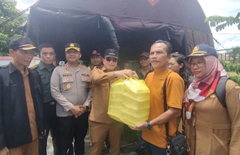 Pemkab Kubu Raya Bagikan 1000 Kotak Makanan Kepada Korban Banjir di Sungai Ambawang