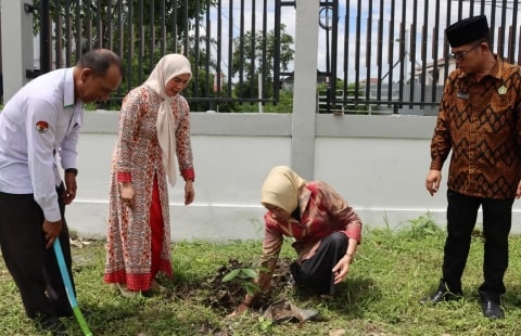 DWP Kanwil Kemenag Kalbar Dukung Penanaman Sejuta Pohon Matoa