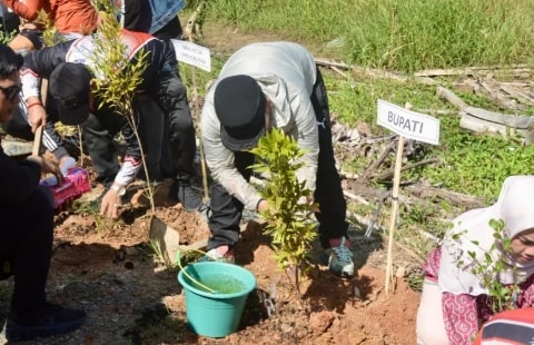 Bupati Sujiwo Ajak Lestarikan Bumi Lewat Gerakan Menanam Pohon