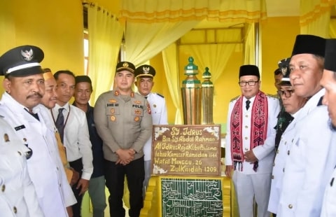 Bupati Sujiwo Tunaikan Nazar Ziarah Ke Makam Raja Kubu