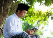 Seorang santri lagi membaca kitab Seorang santri lagi membaca kitab