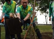 20250509_161639-min Wali Kota Pontianak Edi Kamtono Tanam Pohon Ketapang Kencana di Taman Surabaya