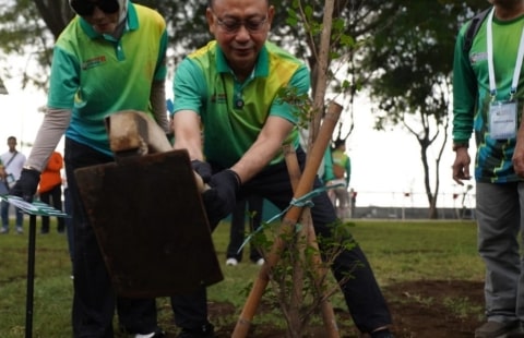 Wali Kota Pontianak Edi Kamtono Tanam Pohon Ketapang Kencana di Taman Surabaya