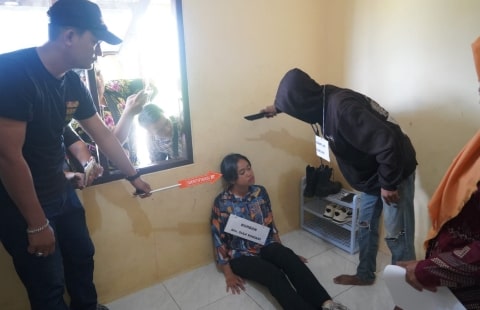 Adegan Rekonstruksi Remaja Bunuh Tetangga di Desa Teluk Kapuas Kubu Raya