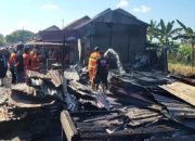 Kebakaran Hebat Hanguskan 4 Kios di Sungai Kakap, Kerugian Capai Ratusan Juta