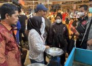 20250605_120603-min Pedagang di Pasar Flamboyan Pontianak Gunakan Alat Timbang Curang