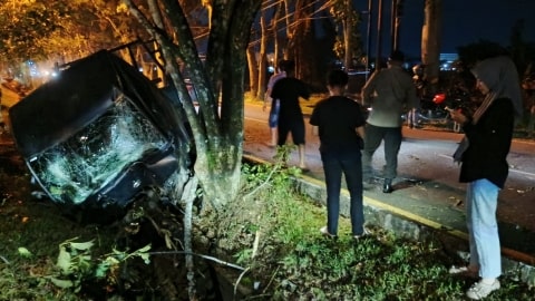 Diduga Hilang Kendali, Gran Max Terguling di Jalan Arteri Supadio, Satu Penumpang Kritis