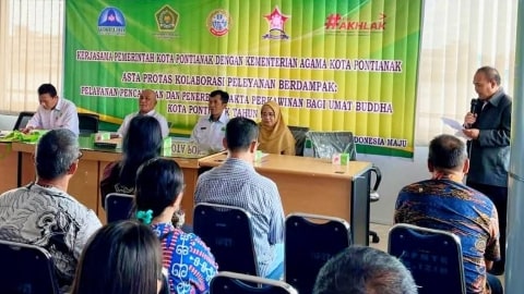 10 Pasang Umat Buddha Kota Pontianak Mendapatkan Pelayanan Pencatatan Penerbitan Akta Perkawinan