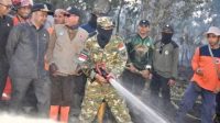 Bupati Kubu Raya Sujiwo Bantu Padamkan Api Karhutla di Rasau Jaya