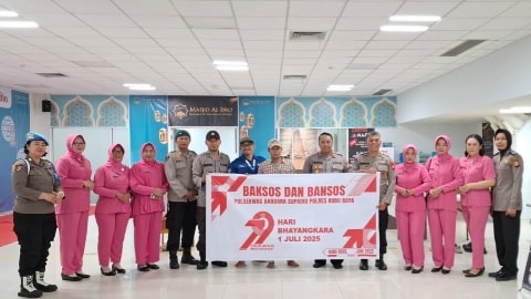 Polisi Bandara Bersih-Bersih Masjid dan Berbagi dengan Marbot